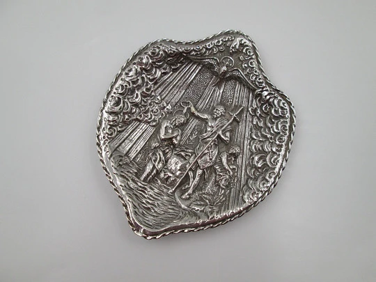 Concha de Bautismo ornamentada en plata de ley. Escena relieve bautizo de Jesús. 1980
