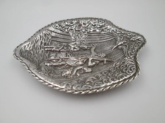 Concha de Bautismo ornamentada en plata de ley. Escena relieve bautizo de Jesús. 1980