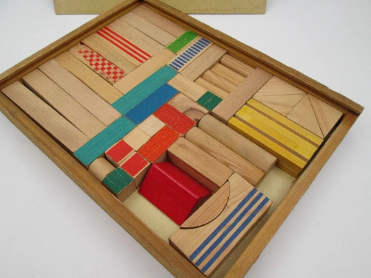 Construction and architecture game with wooden pieces. Original box. 1950's