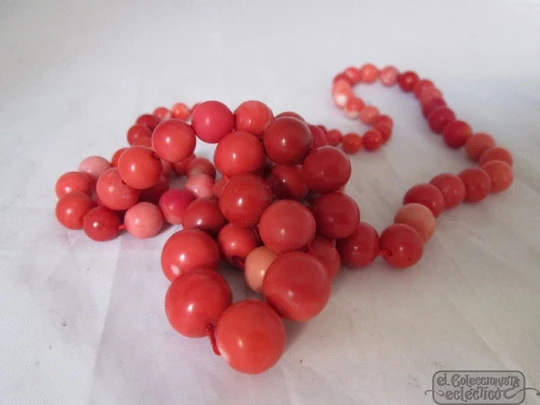 Coral necklace. Red veined white. Circa: 1960's. Metal rings