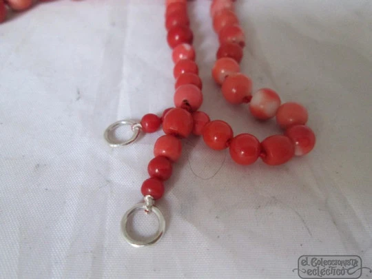 Coral necklace. Red veined white. Circa: 1960's. Metal rings