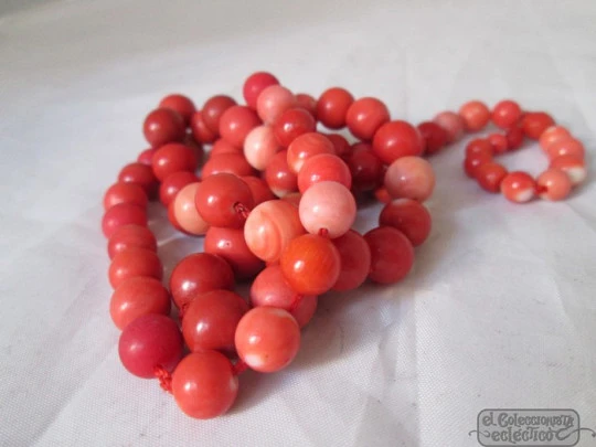 Coral necklace. Red veined white. Circa: 1960's. Metal rings