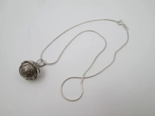 Cordón con esfera decorada llamador de ángeles. Plata de ley. España