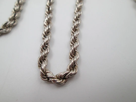 Cordón grueso trenzado unisex. Plata de ley 925. Cierre de pestaña. Europa. 1990