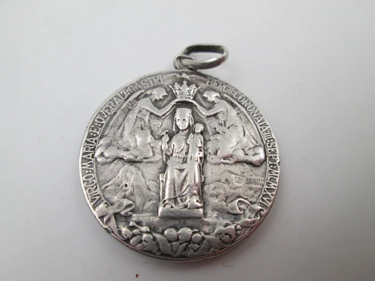 Coronation of the Virgin of Queralt (Berga) medal. Sterling silver. Hole and ring. 1916