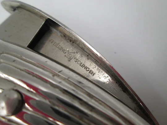 Cortapuros art decó Pfeilring (Solingen). Metal plateado. Motivos acanalados. 1930. Alemania