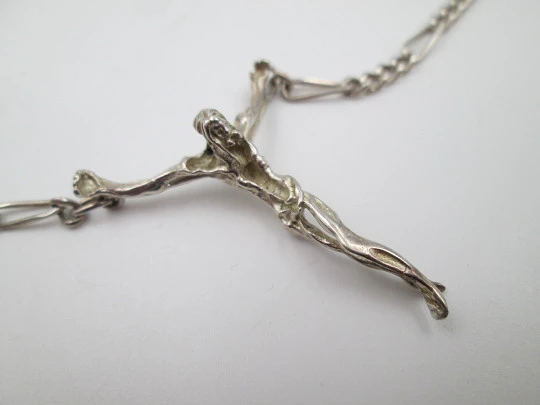 Cristo de Dalí con cadena de eslabones abiertos y trenzados. Plata de ley. 1990
