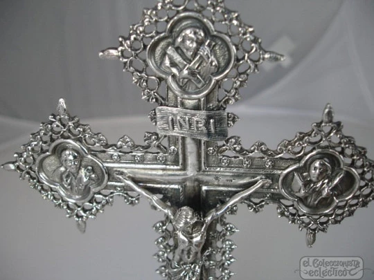 Cristo en la cruz con los cuatro evangelistas. Plata. Peana. 1980 