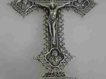 Cristo en la cruz con los cuatro evangelistas. Plata. Peana. 1980 