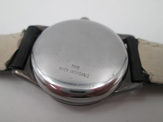 Cronógrafo suizo. Acero inoxidable y metal. Cuerda manual. Dial negro. 1940