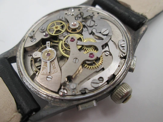 Cronógrafo suizo. Acero inoxidable y metal. Cuerda manual. Dial negro. 1940 Cronógrafo suizo. Acero inoxidable y metal. Cuerda manual. Dial negro. 1940