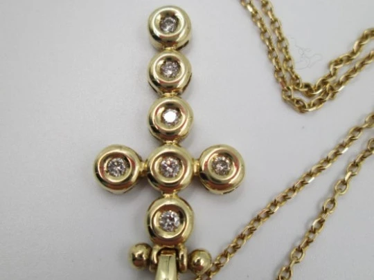 Cross pendant with chain. 18K yellow gold and seven diamonds