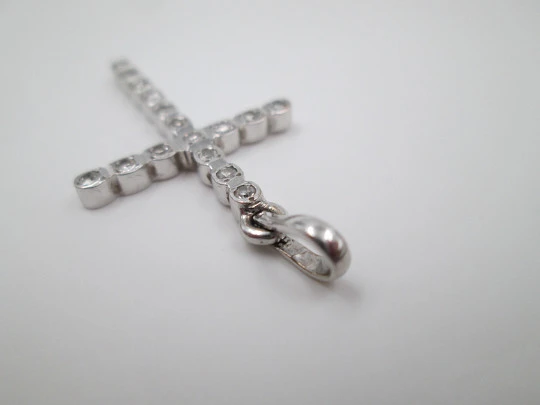 Cross pendant. 18k white gold & 16 diamonds (brilliant cut). 1990's