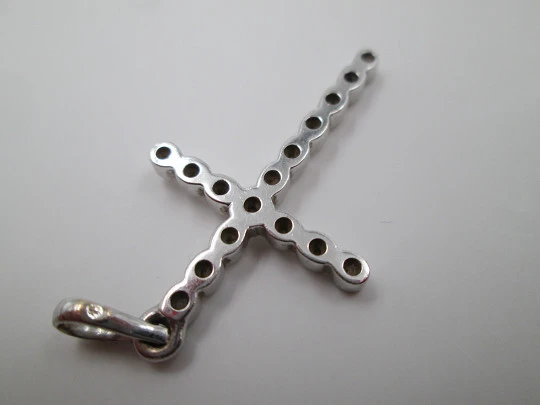 Cross pendant. 18k white gold & 16 diamonds (brilliant cut). 1990's