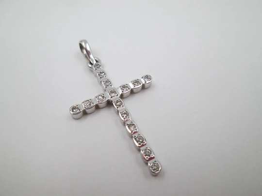 Cross pendant. 18k white gold & 16 diamonds (brilliant cut). 1990's