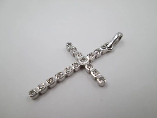 Cross pendant. 18k white gold & 16 diamonds (brilliant cut). 1990's