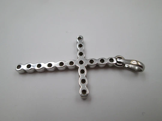 Cross pendant. 18k white gold & 16 diamonds (brilliant cut). 1990's