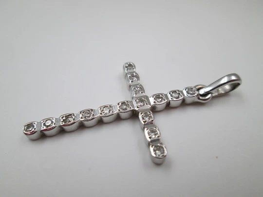 Cross pendant. 18k white gold & 16 diamonds (brilliant cut). 1990's