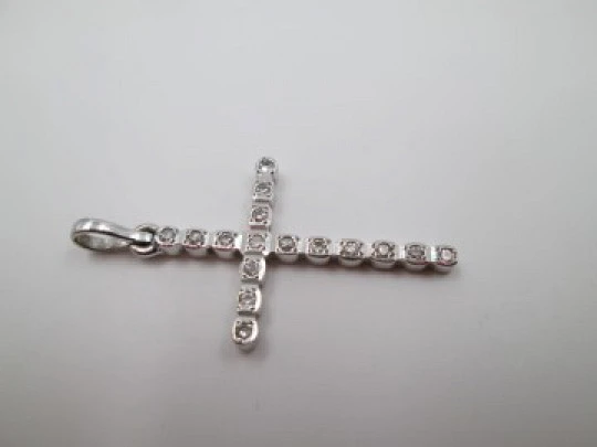 Cross pendant. 18k white gold & 16 diamonds (brilliant cut). 1990's