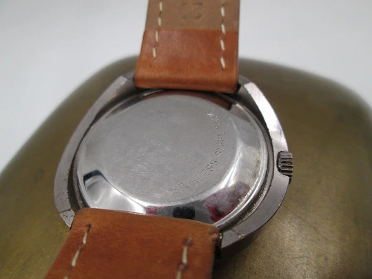 Crown. Chrome metal & stainless steel. Automatic. 1970's. Calendar. Strap