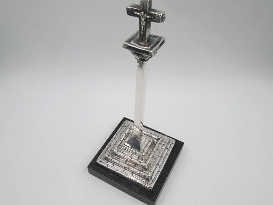 Cruceiro. Plata de ley 925 y base mármol negro. Platería Malde. España. 1990