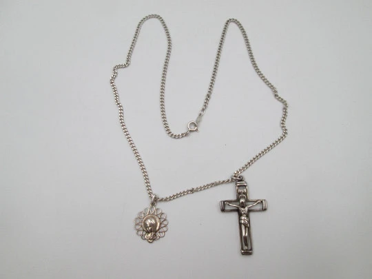 Crucifijo calado y medalla de la Virgen María con cadena barbada. Plata de ley. 1980 Crucifijo calado y medalla de la Virgen María con cadena barbada. Plata de ley. 1980