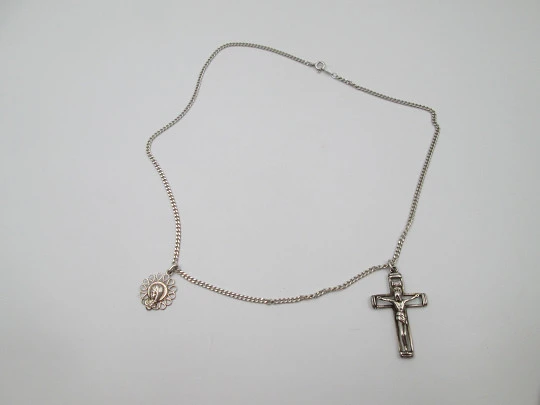 Crucifijo calado y medalla de la Virgen María con cadena barbada. Plata de ley. 1980