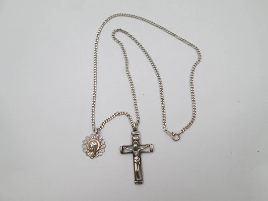 Crucifijo calado y medalla de la Virgen María con cadena barbada. Plata de ley. 1980