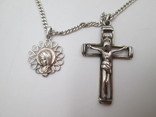 Crucifijo calado y medalla de la Virgen María con cadena barbada. Plata de ley. 1980