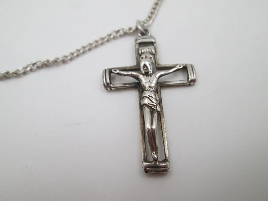 Crucifijo calado y medalla de la Virgen María con cadena barbada. Plata de ley. 1980