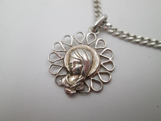 Crucifijo calado y medalla de la Virgen María con cadena barbada. Plata de ley. 1980