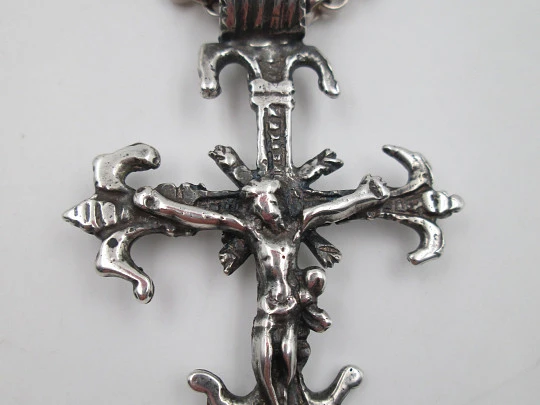 Crucifijo colgante con cadena de eslabones trenzados. Plata de ley 925. Argolla. 1980
