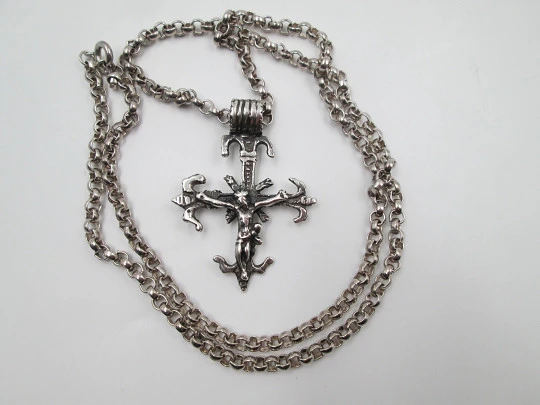 Crucifijo colgante con cadena de eslabones trenzados. Plata de ley 925. Argolla. 1980