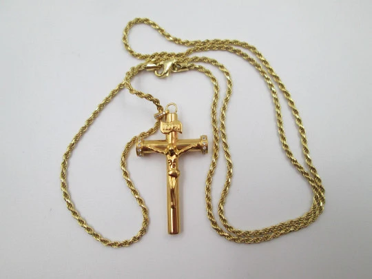 Crucifijo colgante con cordón trenzado. Plata de ley vermeil y gemas blancas. 1980