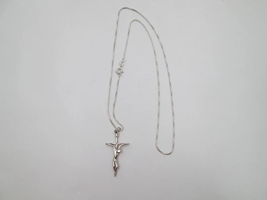 Crucifijo colgante con cordón. Plata de ley 925. Cierre de argolla. España. 1990