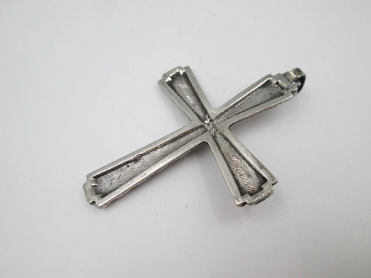 Crucifijo colgante de gran tamaño en plata de ley 925. Asa y argolla. España. 1970