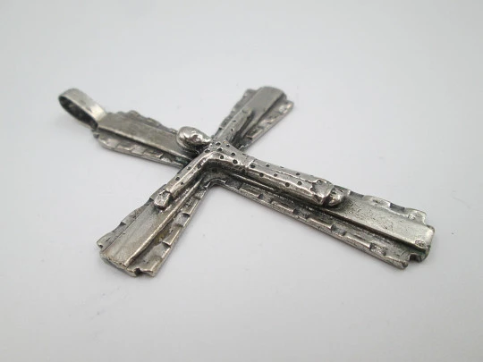 Crucifijo colgante de gran tamaño en plata de ley 925. Asa y argolla. España. 1970