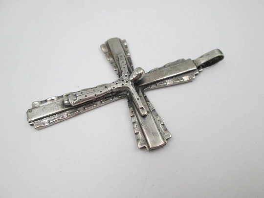 Crucifijo colgante de gran tamaño en plata de ley 925. Asa y argolla. España. 1970