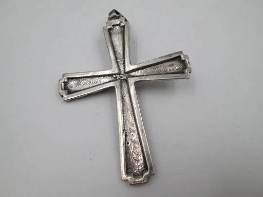 Crucifijo colgante de gran tamaño en plata de ley 925. Asa y argolla. España. 1970