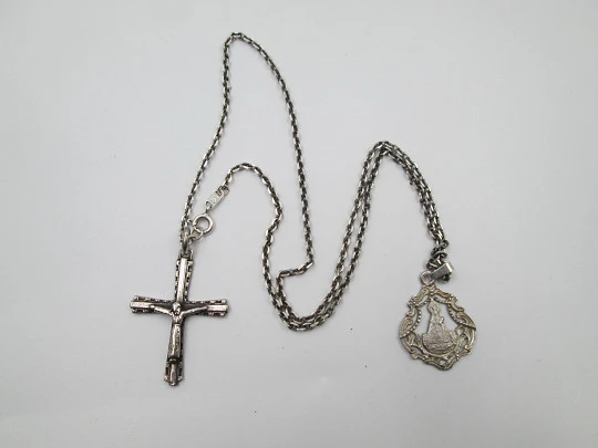 Crucifijo colgante y medalla Virgen con cadena. Plata de ley 925. Cierre de argolla Crucifijo colgante y medalla Virgen con cadena. Plata de ley 925. Cierre de argolla