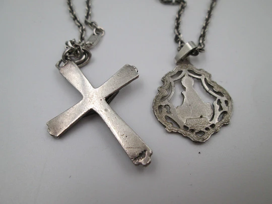 Crucifijo colgante y medalla Virgen con cadena. Plata de ley 925. Cierre de argolla Crucifijo colgante y medalla Virgen con cadena. Plata de ley 925. Cierre de argolla