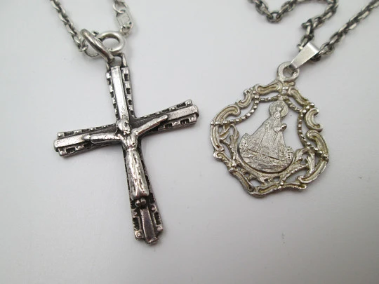 Crucifijo colgante y medalla Virgen con cadena. Plata de ley 925. Cierre de argolla Crucifijo colgante y medalla Virgen con cadena. Plata de ley 925. Cierre de argolla