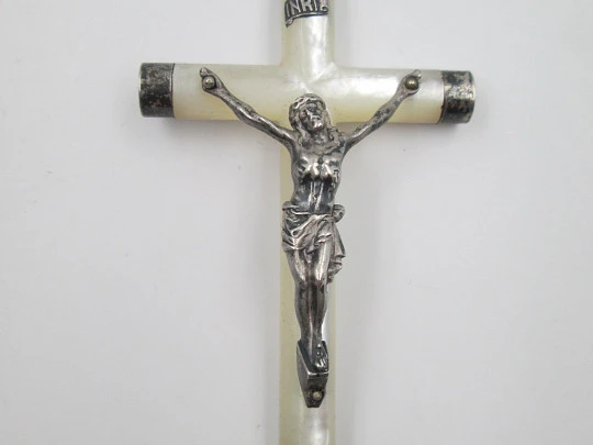 Crucifijo colgante. Nácar iridiscente y plata de ley. Cruz con cantoneras. Argolla. 1940