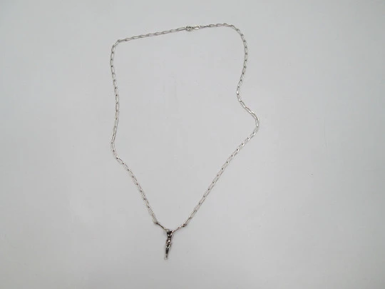 Crucifijo con cadena de eslabones abiertos. Plata de ley 925. Cierre argolla. 1990