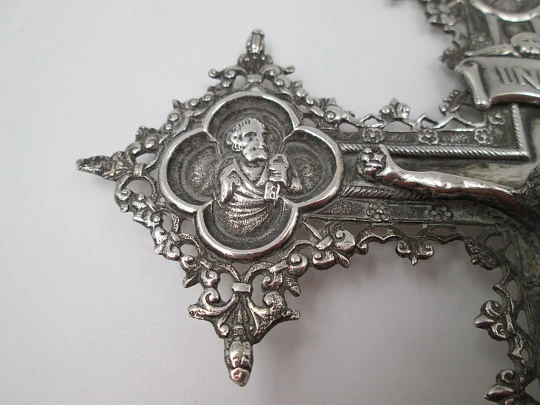 Crucifijo de mesa con tetramorfos y peana decorada. Joyería Malde. Plata de ley. 1980