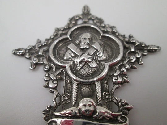 Crucifijo de mesa con tetramorfos y peana decorada. Joyería Malde. Plata de ley. 1980