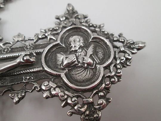 Crucifijo de mesa con tetramorfos y peana decorada. Joyería Malde. Plata de ley. 1980