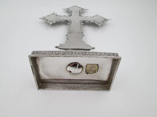 Crucifijo de mesa con tetramorfos y peana decorada. Joyería Malde. Plata de ley. 1980