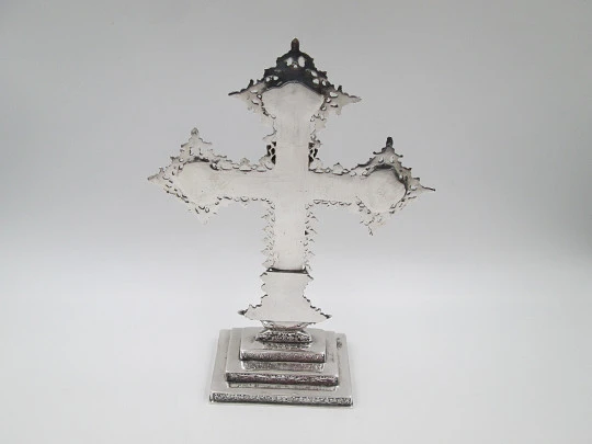 Crucifijo de mesa con tetramorfos y peana decorada. Joyería Malde. Plata de ley. 1980