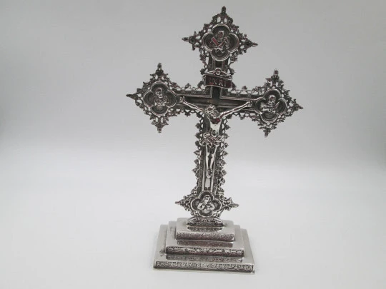 Crucifijo de mesa con tetramorfos y peana decorada. Joyería Malde. Plata de ley. 1980